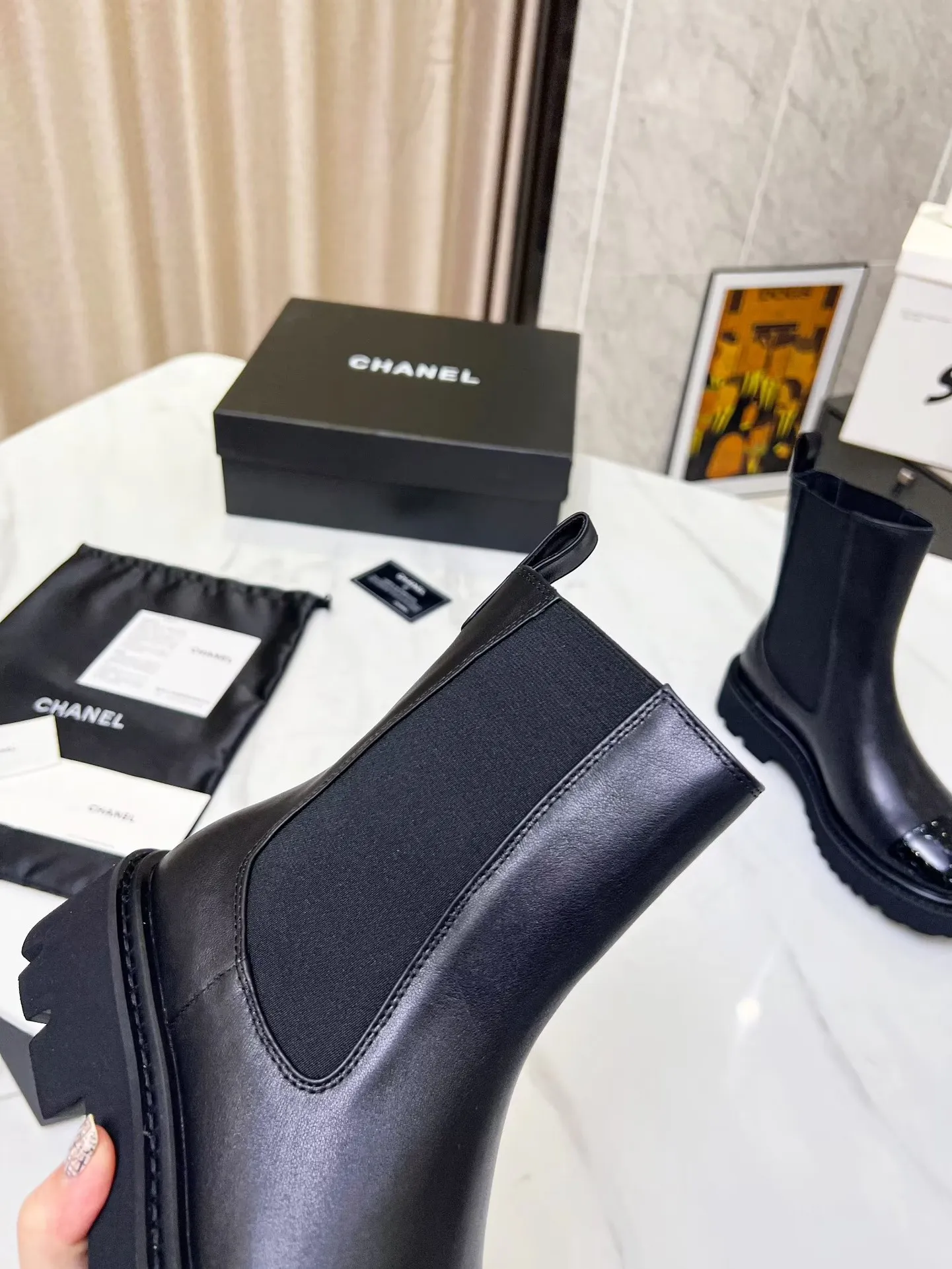 👟👟Ex-factory price 560👟👟 Autumn and winter new Chanel Chanel ankle boots original model opening✅ Elastic design on both sides, super easy to put on and take off, toe logo electro-embroidered Fabric: cowhide🐂 Lining/foot pads: cowhide Foam outsole Color: black, white Size: 34-41 (34, 41 need to be customized) Packing: cloth bag card